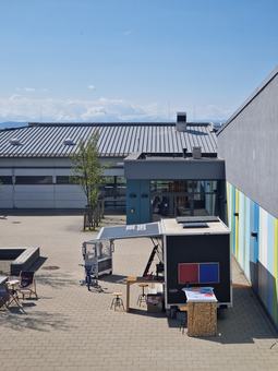 Das Energiemobil steht auf einem Schulhof.