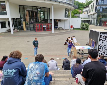 Die Tourbegleitung des Energiemobils gibt einen Schulworkshop