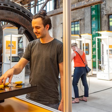 AusstellungGelb04