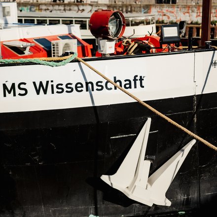 MS_Wissenschaft_Aussenansicht_Aufschrift_Ilja_C._Hendel_Wissenschaft_im_Dialog